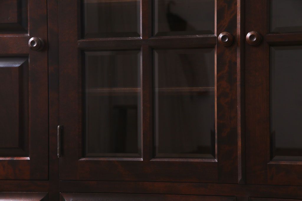 中古　北海道民芸家具　#138　落ち着いた色味のクラシカルなサイドボード(収納棚、戸棚)(1)