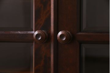 中古　北海道民芸家具　#138　落ち着いた色味のクラシカルなサイドボード(収納棚、戸棚)(1)