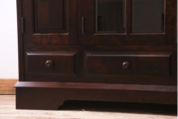 中古　北海道民芸家具　#138　落ち着いた色味のクラシカルなサイドボード(収納棚、戸棚)(1)