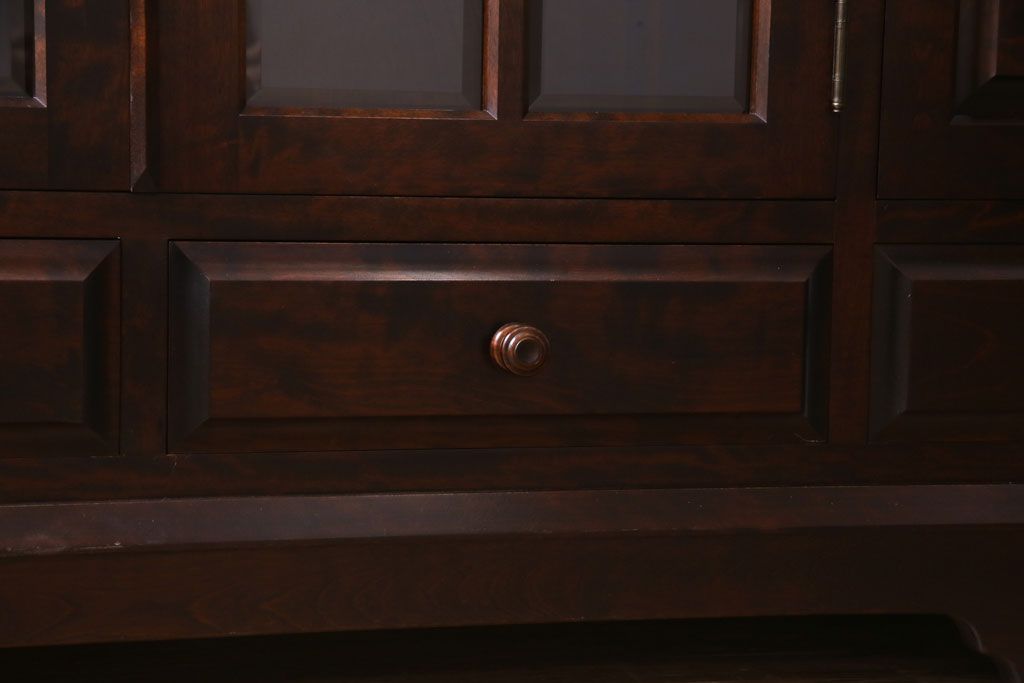 中古　北海道民芸家具　#138　落ち着いた色味のクラシカルなサイドボード(収納棚、戸棚)(1)