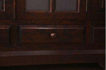 中古　北海道民芸家具　#138　落ち着いた色味のクラシカルなサイドボード(収納棚、戸棚)(1)