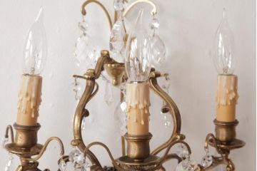 フランスビンテージ　ガラスドロップが煌めく壁掛けシャンデリア(3灯、照明、ウォールブラケット)(1)