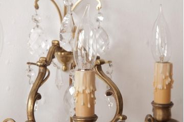 フランスビンテージ　ガラスドロップが煌めく壁掛けシャンデリア(3灯、照明、ウォールブラケット)(1)