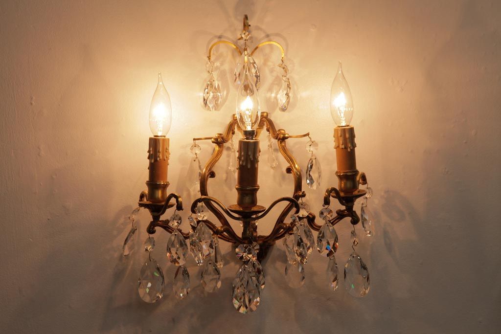 フランスビンテージ　ガラスドロップが煌めく壁掛けシャンデリア(3灯、照明、ウォールブラケット)(2)