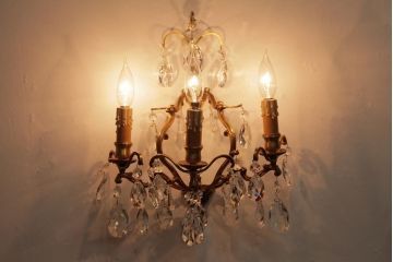 フランスビンテージ　ガラスドロップが煌めく壁掛けシャンデリア(3灯、照明、ウォールブラケット)(2)