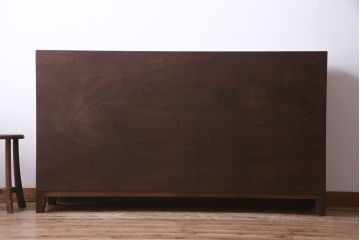 ラフジュ工房オリジナル　ラワンの古材をリメイクしたパタパタ扉の脚付き収納棚(サイドボード)