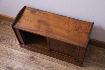アンティーク家具　和製アンティーク　タモ材　玉杢が味のある雰囲気を漂わせる置き床(ローボード)