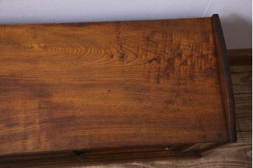 アンティーク家具　和製アンティーク　タモ材　玉杢が味のある雰囲気を漂わせる置き床(ローボード)