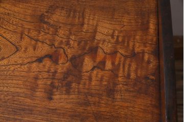 アンティーク家具　和製アンティーク　タモ材　玉杢が味のある雰囲気を漂わせる置き床(ローボード)