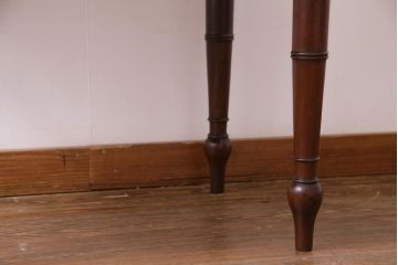 アンティーク家具　フランスアンティーク　マホガニー無垢材一枚板使用　優雅なデザインのカフェテーブル(ダイニングテーブル)