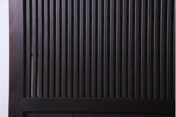和製アンティーク　大正昭和初期　ヒノキ材の木肌と格子が上品な雰囲気を醸し出す蔵戸(建具、引き戸、玄関戸)