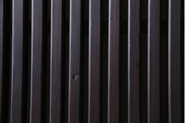 和製アンティーク　大正昭和初期　ヒノキ材の木肌と格子が上品な雰囲気を醸し出す蔵戸(建具、引き戸、玄関戸)