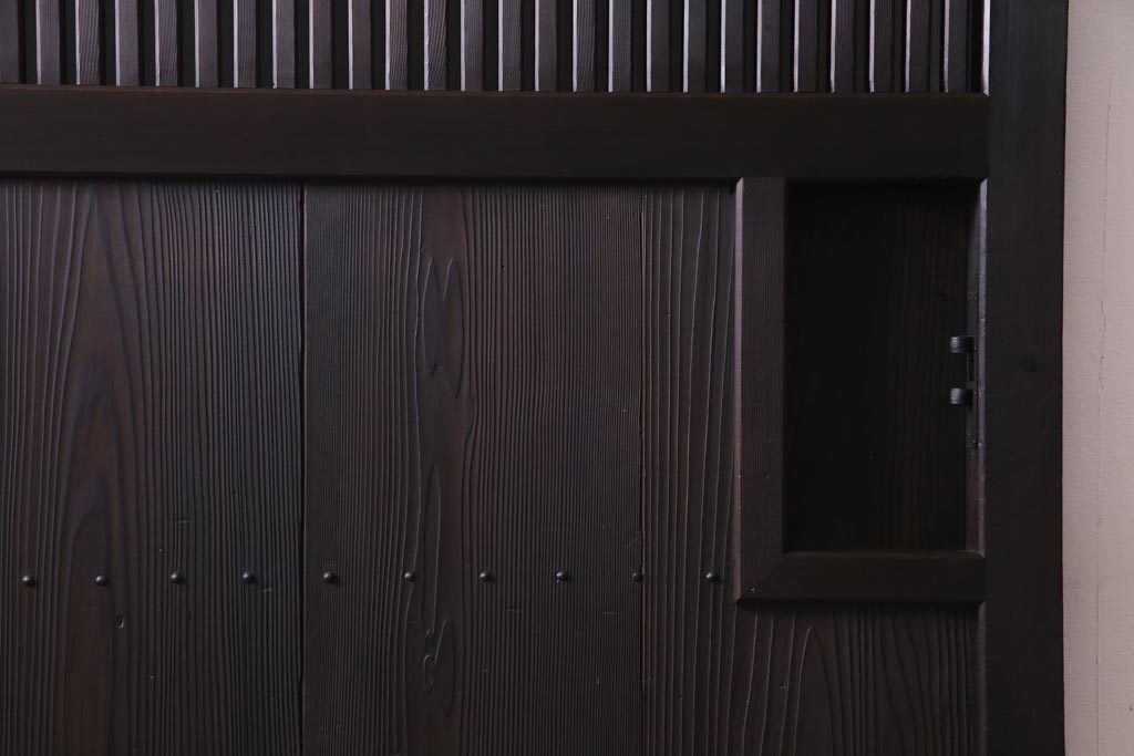 和製アンティーク　大正昭和初期　ヒノキ材の木肌と格子が上品な雰囲気を醸し出す蔵戸(建具、引き戸、玄関戸)