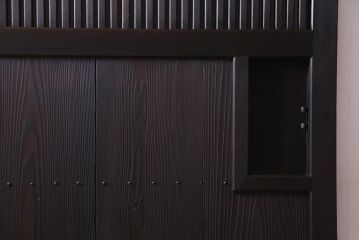 和製アンティーク　大正昭和初期　ヒノキ材の木肌と格子が上品な雰囲気を醸し出す蔵戸(建具、引き戸、玄関戸)