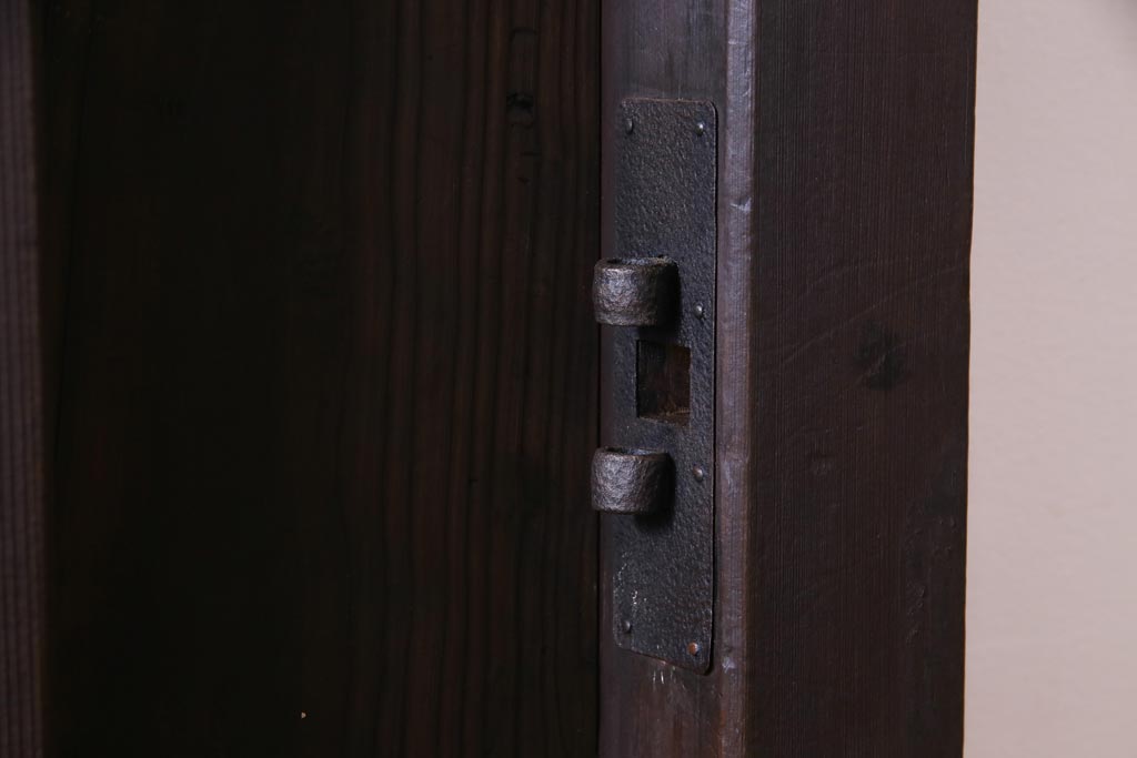 和製アンティーク　大正昭和初期　ヒノキ材の木肌と格子が上品な雰囲気を醸し出す蔵戸(建具、引き戸、玄関戸)