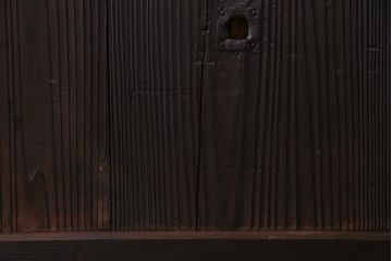 和製アンティーク　大正昭和初期　ヒノキ材の木肌と格子が上品な雰囲気を醸し出す蔵戸(建具、引き戸、玄関戸)