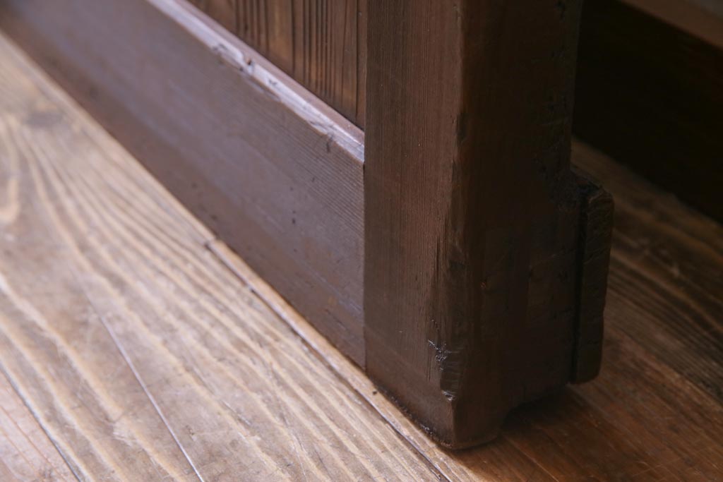 和製アンティーク　大正昭和初期　ヒノキ材の木肌と格子が上品な雰囲気を醸し出す蔵戸(建具、引き戸、玄関戸)