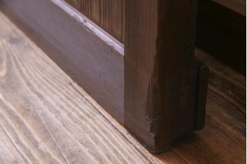 和製アンティーク　大正昭和初期　ヒノキ材の木肌と格子が上品な雰囲気を醸し出す蔵戸(建具、引き戸、玄関戸)