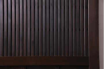 和製アンティーク　大正昭和初期　ヒノキ材の木肌と格子が上品な雰囲気を醸し出す蔵戸(建具、引き戸、玄関戸)