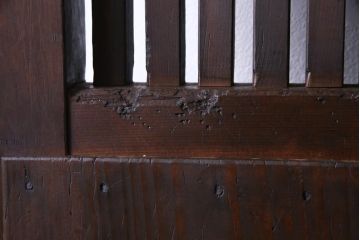 和製アンティーク　大正昭和初期　ヒノキ材の木肌と格子が上品な雰囲気を醸し出す蔵戸(建具、引き戸、玄関戸)