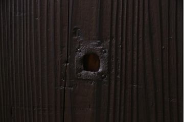 和製アンティーク　大正昭和初期　ヒノキ材の木肌と格子が上品な雰囲気を醸し出す蔵戸(建具、引き戸、玄関戸)