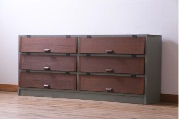 リメイク家具　ペイント　レトロスタイルのアクセントにおすすめなパタパタ扉の収納棚(戸棚、リビングボード)