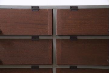 リメイク家具　ペイント　レトロスタイルのアクセントにおすすめなパタパタ扉の収納棚(戸棚、リビングボード)