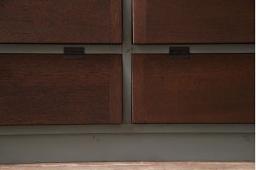 リメイク家具　ペイント　レトロスタイルのアクセントにおすすめなパタパタ扉の収納棚(戸棚、リビングボード)