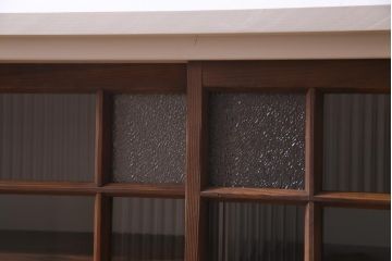 ペイント家具　古建具リメイク　モールガラス・ダイヤガラス　優しげであたたかみ感じる収納棚(ガラス戸棚、サイドボード)