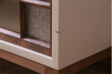 ペイント家具　古建具リメイク　モールガラス・ダイヤガラス　優しげであたたかみ感じる収納棚(ガラス戸棚、サイドボード)