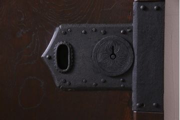 和製アンティーク　明治期　欅一枚板　漆塗りが上品な印象与える蔵戸(建具、引き戸、玄関戸)