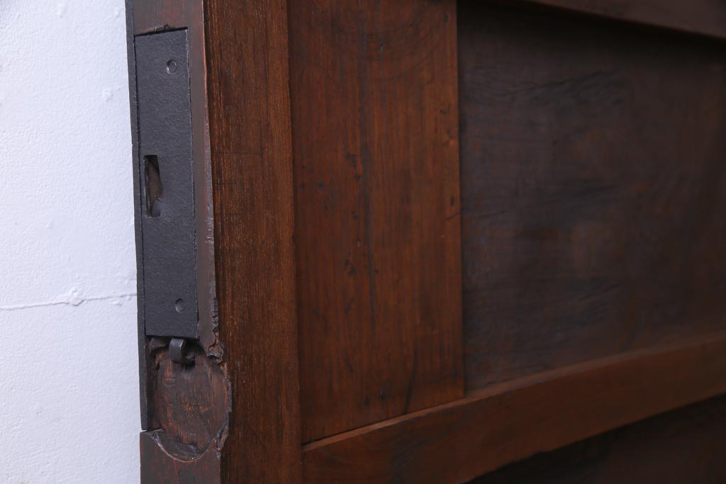 和製アンティーク　明治期　欅一枚板　漆塗りが上品な印象与える蔵戸(建具、引き戸、玄関戸)