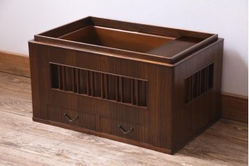 アンティーク雑貨　指物家具　大正昭和初期　桐・桑材　縦桟の透かしが個性的な品の良い長火鉢(木製火鉢)