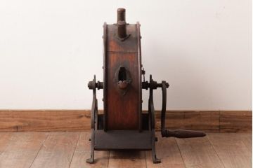 アンティーク雑貨 イギリスアンティーク HARRODS 手回し式 ナイフクリーナー・シャープナー(包丁研ぎ機、ディスプレイ)