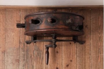 アンティーク雑貨 イギリスアンティーク HARRODS 手回し式 ナイフクリーナー・シャープナー(包丁研ぎ機、ディスプレイ)