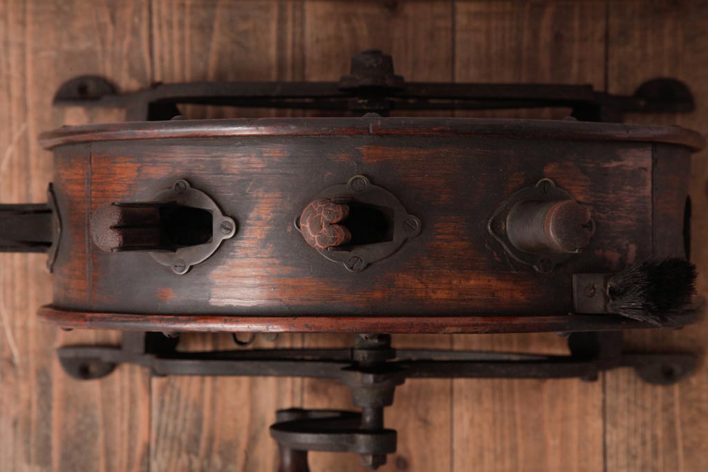 アンティーク雑貨 イギリスアンティーク HARRODS 手回し式 ナイフクリーナー・シャープナー(包丁研ぎ機、ディスプレイ)