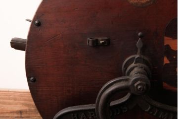 アンティーク雑貨 イギリスアンティーク HARRODS 手回し式 ナイフクリーナー・シャープナー(包丁研ぎ機、ディスプレイ)