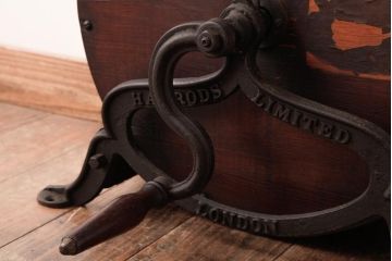 アンティーク雑貨 イギリスアンティーク HARRODS 手回し式 ナイフクリーナー・シャープナー(包丁研ぎ機、ディスプレイ)