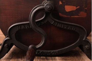 アンティーク雑貨 イギリスアンティーク HARRODS 手回し式 ナイフクリーナー・シャープナー(包丁研ぎ機、ディスプレイ)