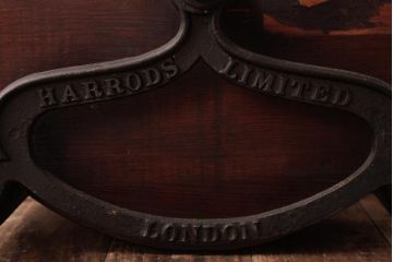 アンティーク雑貨 イギリスアンティーク HARRODS 手回し式 ナイフクリーナー・シャープナー(包丁研ぎ機、ディスプレイ)