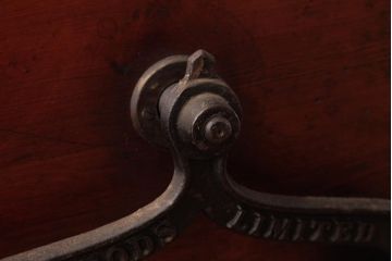 アンティーク雑貨 イギリスアンティーク HARRODS 手回し式 ナイフクリーナー・シャープナー(包丁研ぎ機、ディスプレイ)