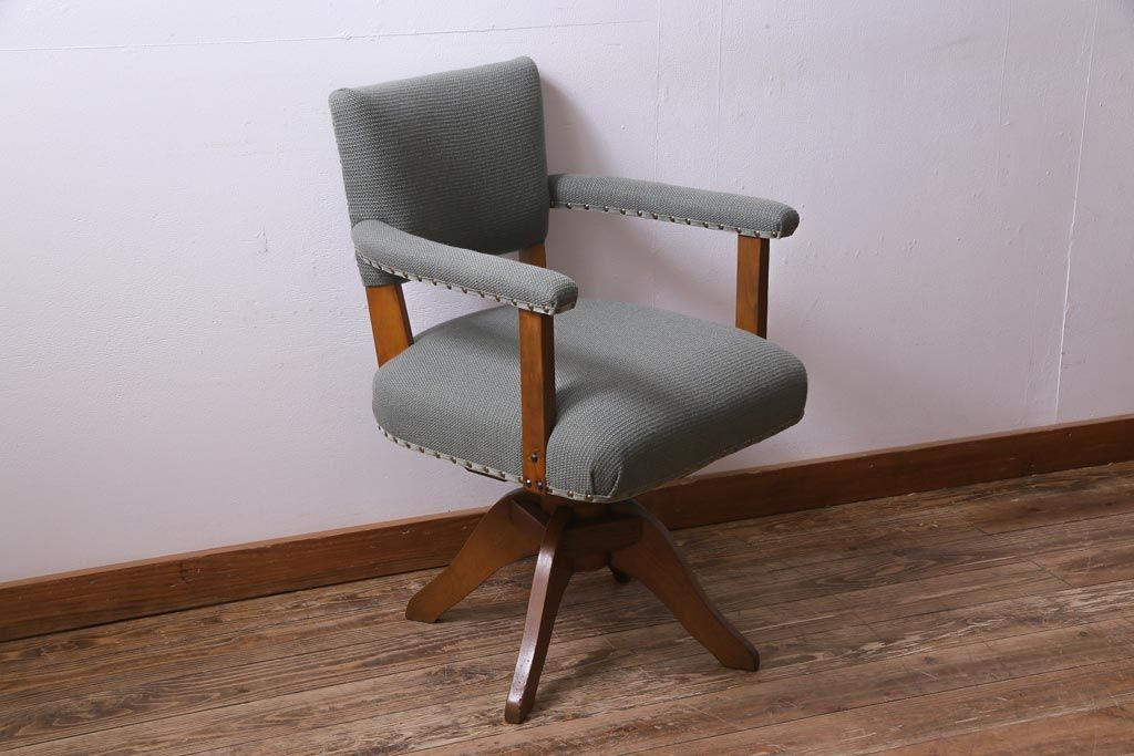 レトロ家具　昭和レトロ　ナラ材　色合いが優しげな回転チェア(回転椅子、アームチェア、イス)