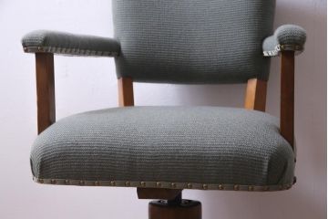 レトロ家具　昭和レトロ　ナラ材　色合いが優しげな回転チェア(回転椅子、アームチェア、イス)