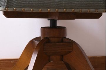 レトロ家具　昭和レトロ　ナラ材　色合いが優しげな回転チェア(回転椅子、アームチェア、イス)