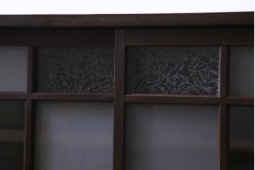 ラフジュ工房オリジナル　古建具リメイク　結霜ガラスとすりガラスが雰囲気引き立てる収納棚(リビングボード、戸棚)