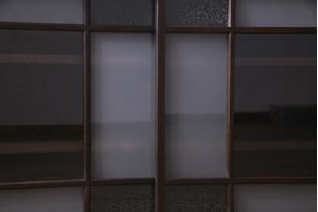 ラフジュ工房オリジナル　古建具リメイク　結霜ガラスとすりガラスが雰囲気引き立てる収納棚(リビングボード、戸棚)