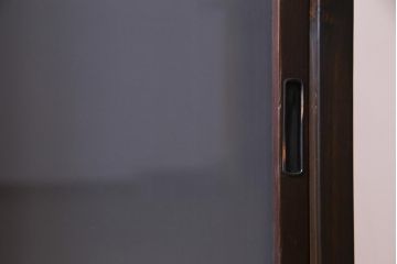 ラフジュ工房オリジナル　古建具リメイク　結霜ガラスとすりガラスが雰囲気引き立てる収納棚(リビングボード、戸棚)