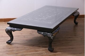 中古　民芸家具　ガラス天板付き　大振り　漆黒に映える螺鈿が美しい座卓(ローテーブル)(定価約100万円)