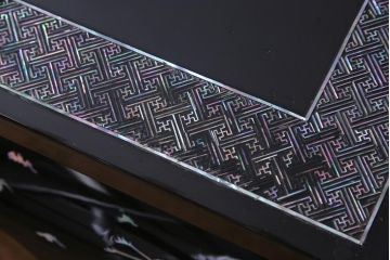 中古　民芸家具　ガラス天板付き　大振り　漆黒に映える螺鈿が美しい座卓(ローテーブル)(定価約100万円)