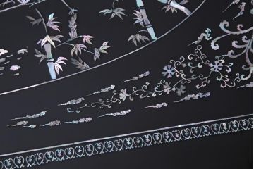 中古　民芸家具　ガラス天板付き　大振り　漆黒に映える螺鈿が美しい座卓(ローテーブル)(定価約100万円)
